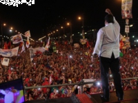 maduro_saluting_crowd.jpg