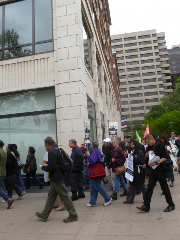 800_gap_march_around_the_building.jpg 