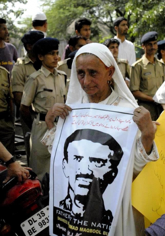800_maqbool_bhat_s_mother.jpg