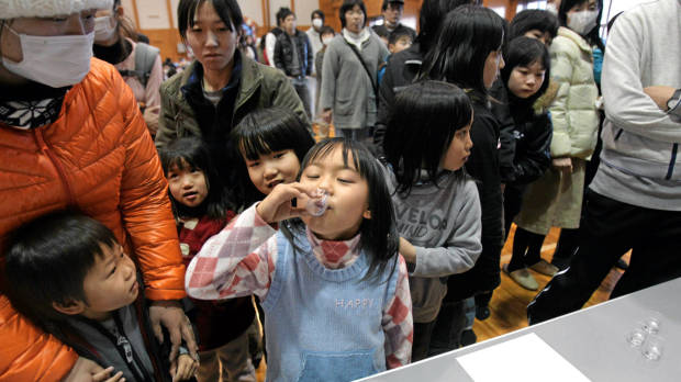 fukushima_childrend_taking_iodined_capsuls.jpg