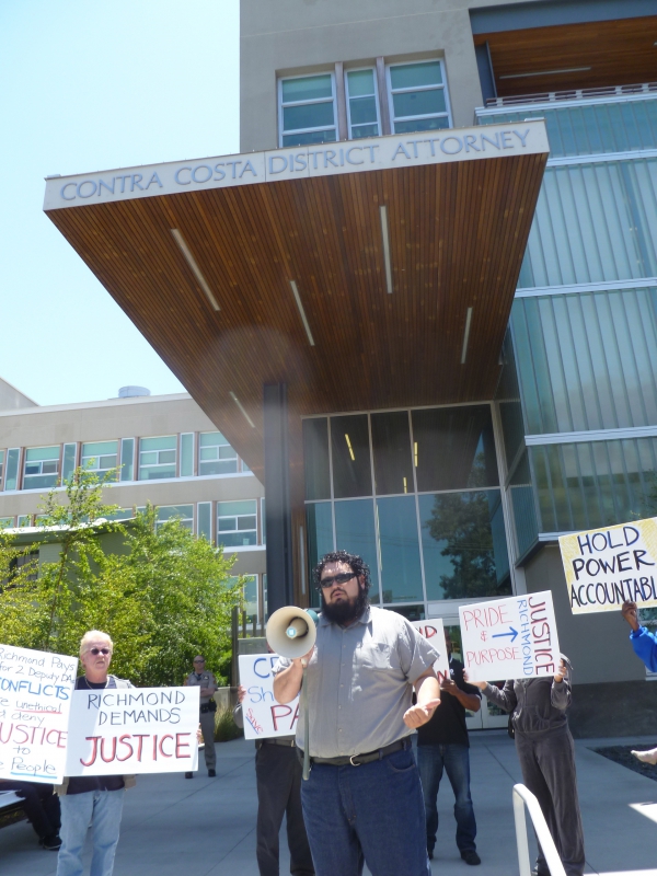 800_speaker_in_front_of_cc_district_attorney_s_office.jpg 