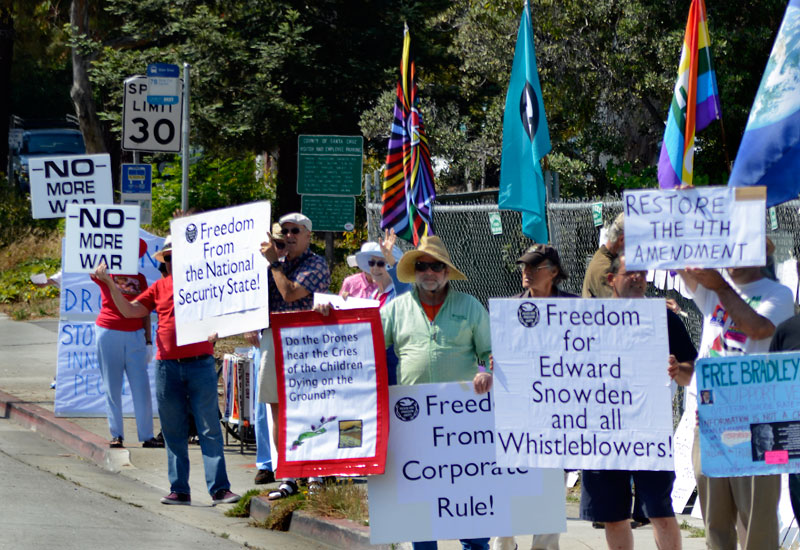 edward-snowden-independence-day-santa-cruz-july-4th-2013-2.jpg 