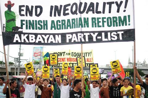 2013-sona-akbayan-agrarian-reform.jpg 