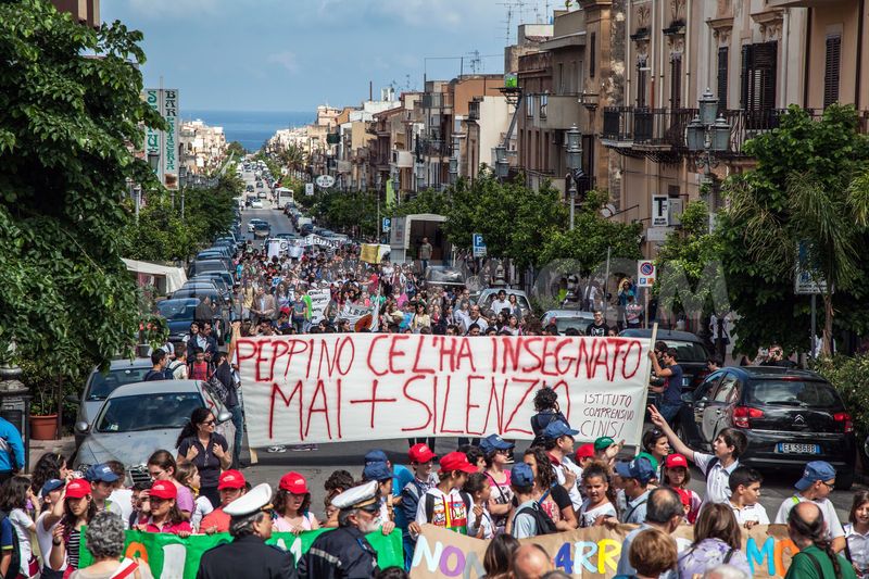 1368139860-100-steps-of-schools-and-mayors-in-memory-of-peppino-march_2037118.jpg 