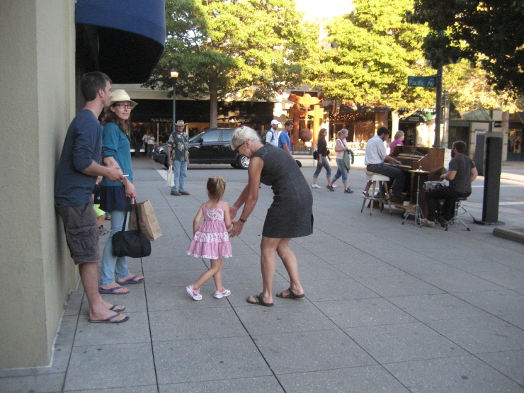 combo_dancing_kids_and_mom.jpg 