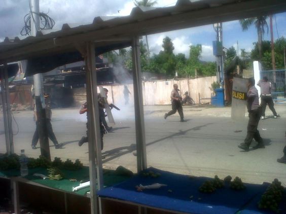 20131126-west-papua-police-opening-fire.jpg 