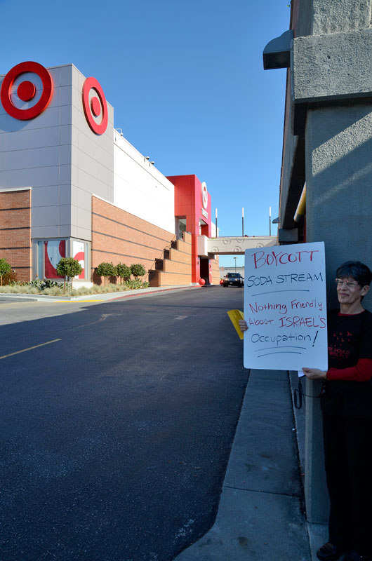 sodastream-black-friday-protest-capitola-mall-november-29-2013-2.jpg 