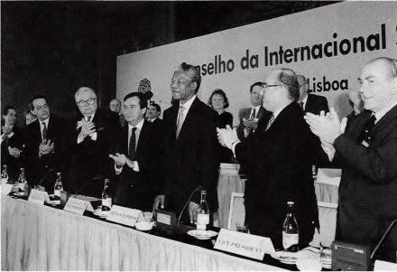 1993-nelson-mandela-lisbon-socialist-international.jpg 