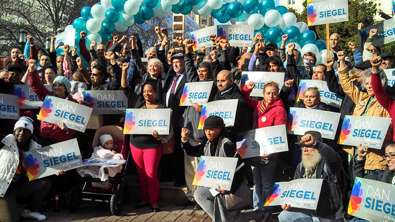 dansiegelformayor-supporters-fistsup_20140109.jpg 