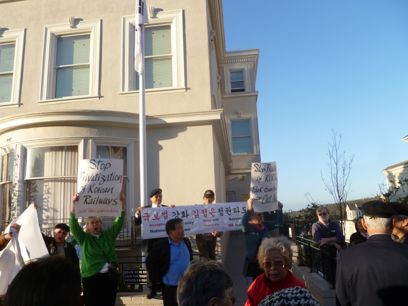 800_korea_gov_pays_demonstrators_as_sf_koren_consulate_1.jpg 