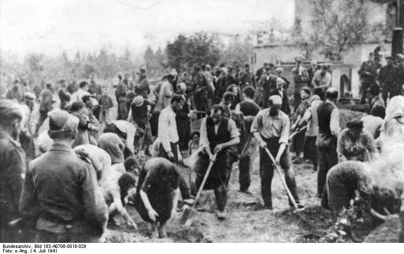 bundesarchiv_bild_183-a0706-0018-029__sowjetunion__storow__juden_vor_exekution.jpg
