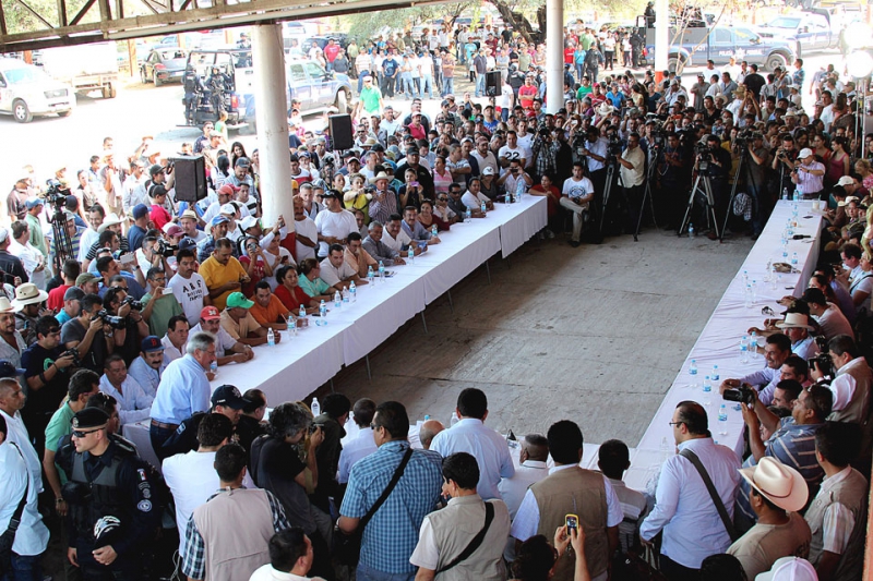 800_reunion-gobierno-autodefensas.jpg 