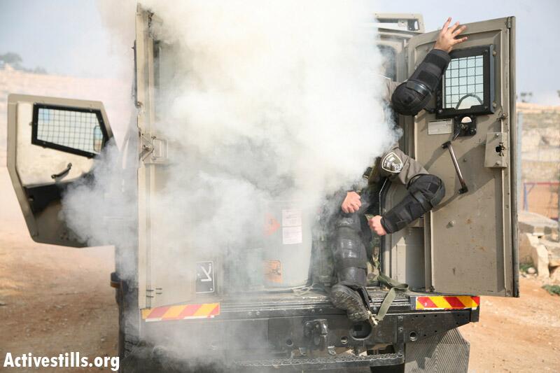tear-gas-israeli-border-police.jpg 