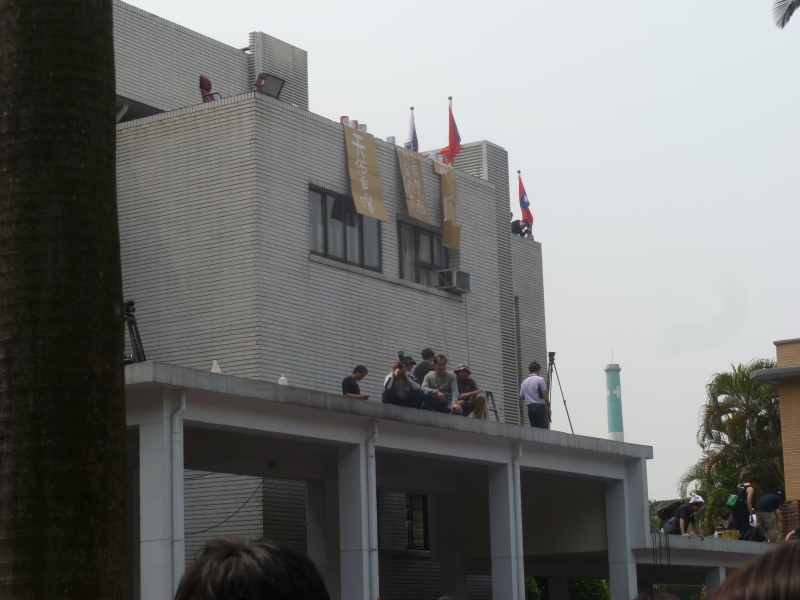 800_taiwan_banners_on_parliament.jpg 