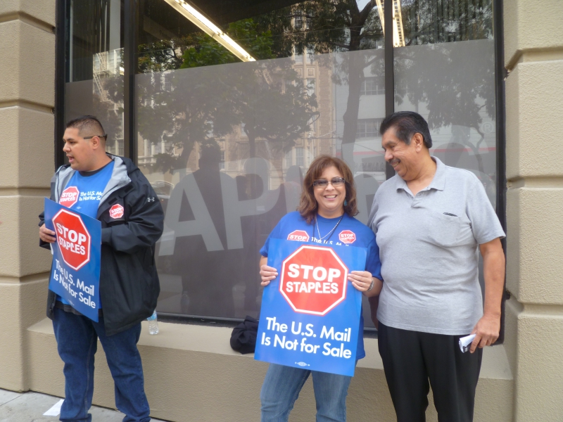 800_apwu_pickets_with_nalc_retired_ronald_ramirez_author_.jpg 