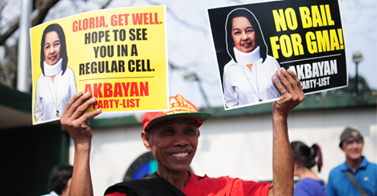 2014-akbayan-no-bail-4-gma-gloria-arroyo.png 