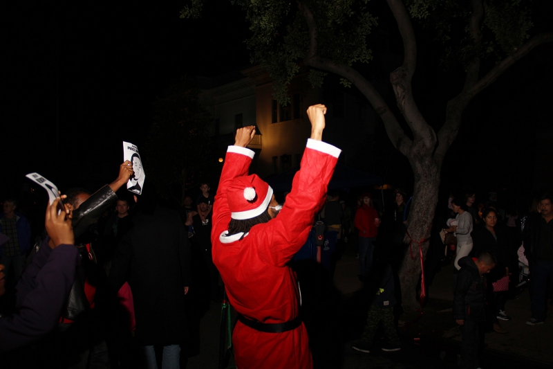 800_alamedaxmastree_blacklivesmatter_20141206_06.jpg 