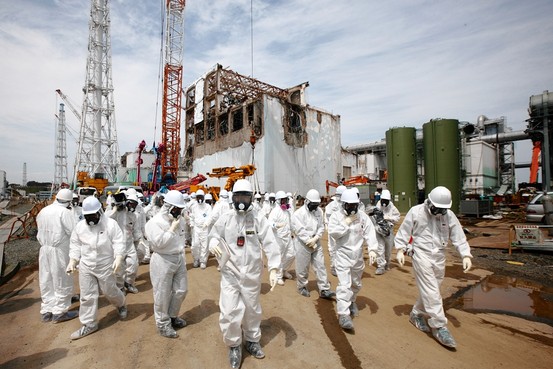 japan_fukushima_workers_with_masks.jpg 