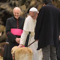 dnews-files-2013-03-pope_and_dog-200-jpg.jpg 