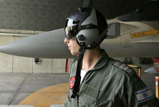 israeli_pilot_next_to_f-16i.jpg 