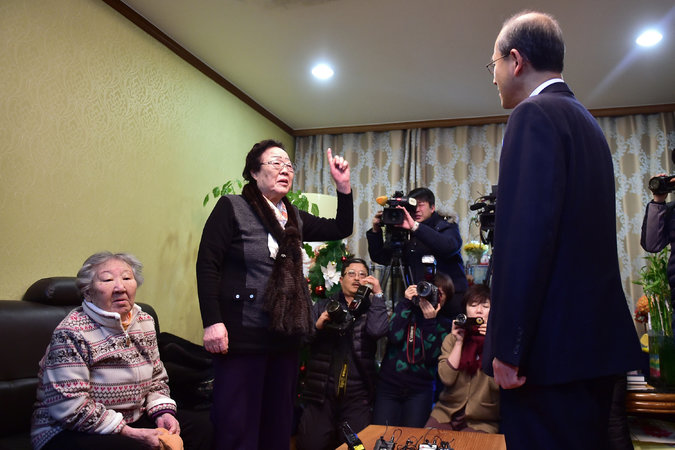 korea_mothers_lee_yong-su_confronts_south_korean_foreign_minister_lim_sung-nam_.jpg 