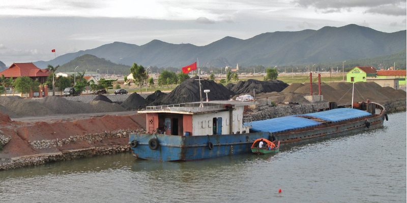 20160127-flickr-vietnam-coal-stockpiled-river-wharf-800x400.jpg 