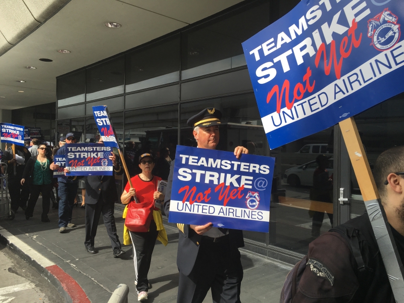 800_ibt_ual_pilot_joins_picket2-26-16.jpg 