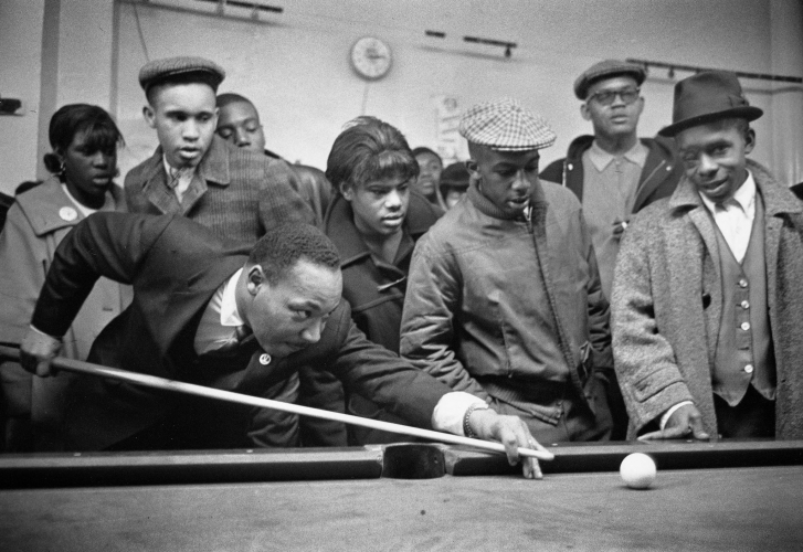 sm_martin-luther-king-jr-playing-pool-chicago-1966.jpg 