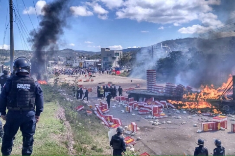 480_nochixtlan-police-barricade_6-19-16.jpg