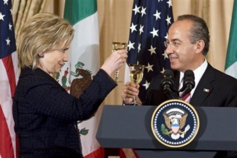 clinton_toasting_mexican_pres_calderon.jpg 