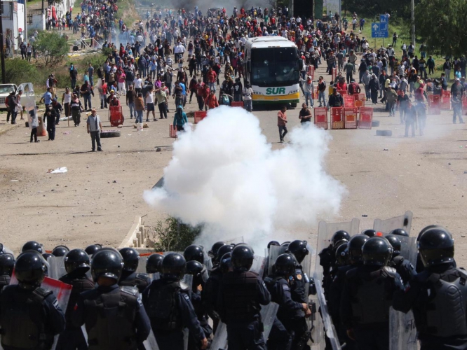 sm_mexico_teachers_attacked_tear_gas.jpg 