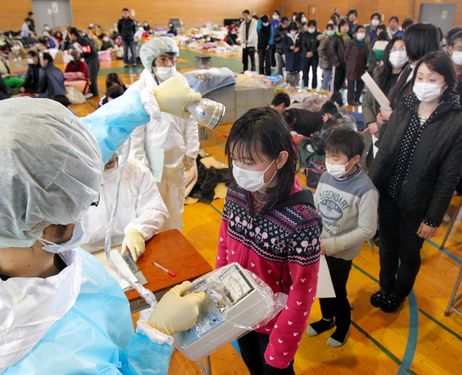 japan_fukushima_children_at_shelter.jpg 