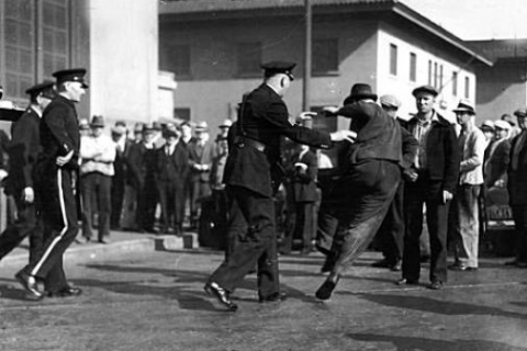 ilwu_gen_strike_cops_pushing_pickets.jpg