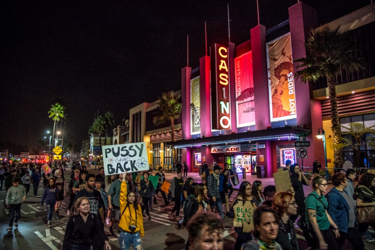 sm_anti-trump-protest-santa-cruz-29-boardwalk-casino.jpg 