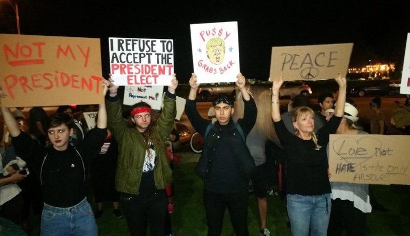 sm_antitrumpsigns-edgelongbeach.jpg 