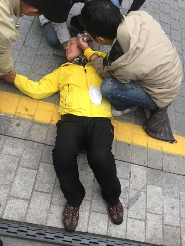 sm_korea_sewol_father_on_ground.jpeg 