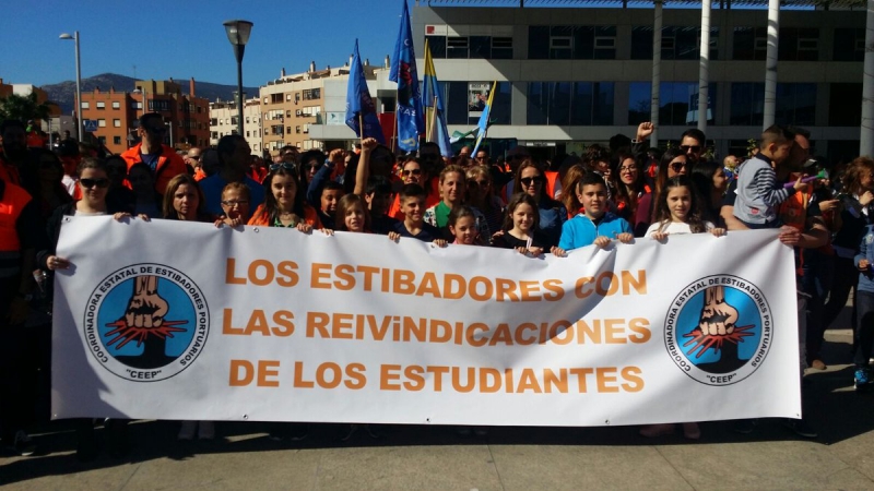 sm_spanish_dockers_in_struggle_with_barcelona_spanish_dockers_in_struggle_in_solidarity_with_teachers_and_students_against_on_strike_against_cuts___soycoordinadorastudents.jpg 