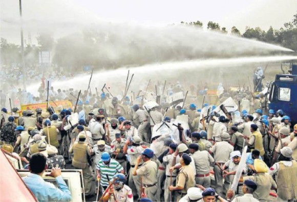 india_maruti_suzuki_workers_attacked_in_kolkata_at_rally.jpg 