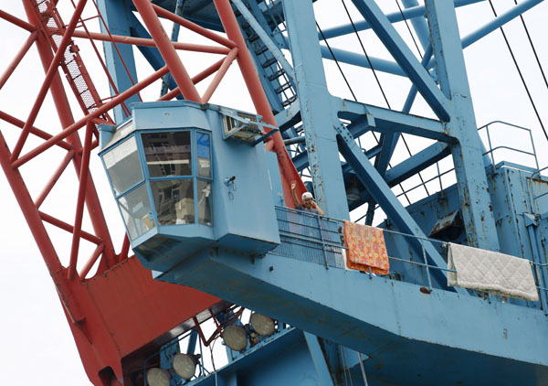 korea_kim_jin-suk_from_crane_with_blankets.jpg 