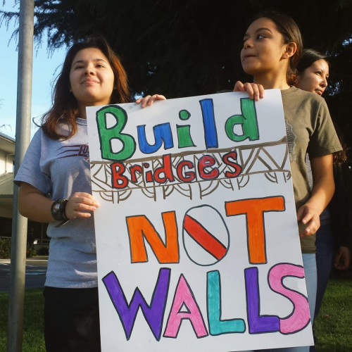 sm_build-bridges-not-walls.jpg