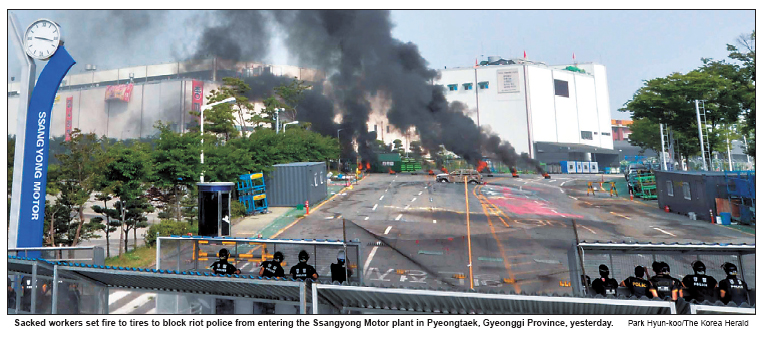 korea-police_ready_to_enter_ssangyong_plant_.jpg 