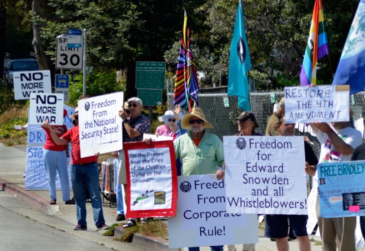 sm_edward-snowden-independence-day-santa-cruz-july-4th-2013-2.jpg 