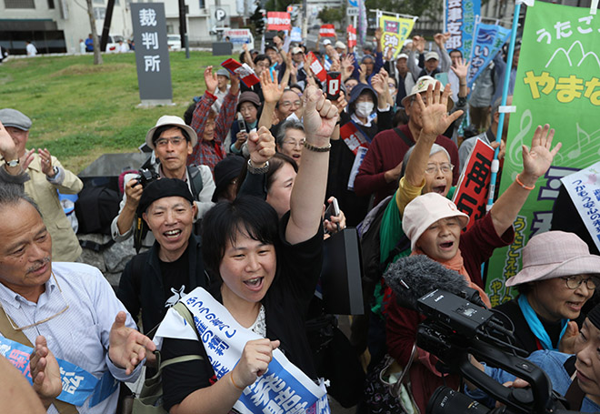 japan_fukushima_residents_celebrating_court_victory_for_compensation.jpg 
