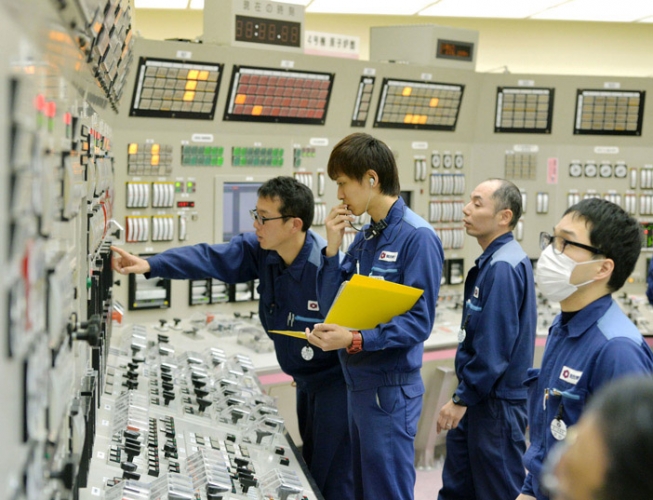 sm_japan_takahma_nuke_plant_control_room.jpg 