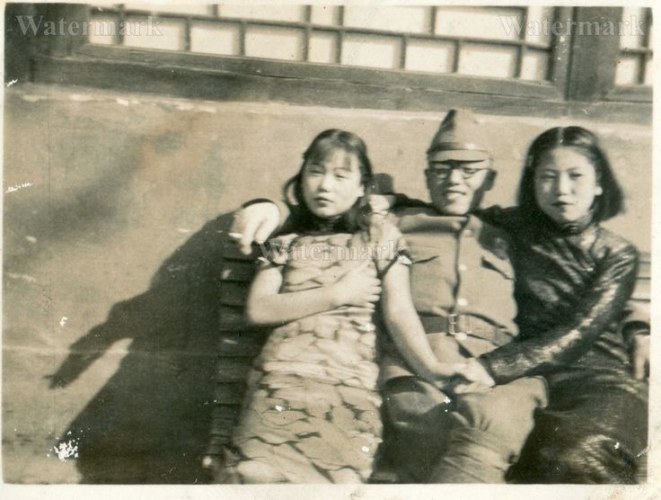 sm_japanese_soldier_with_women.jpg 