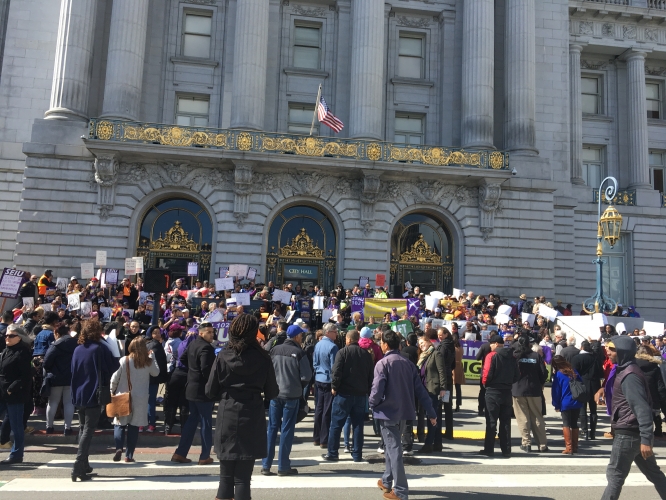 sm_janus_crowd_at_sf_city_hall.jpg 