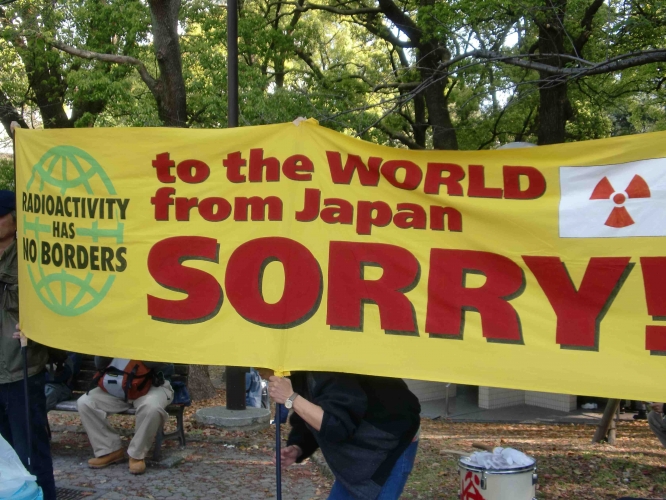 sm_japan_radioactivy_has_no_bordersno_nukes.jpg 