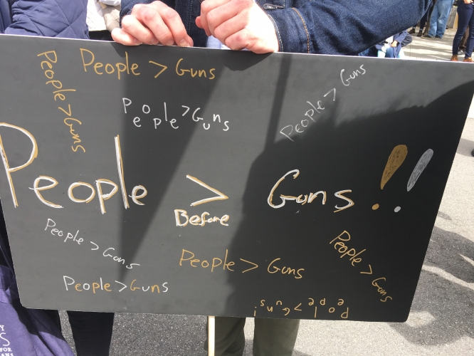 sm_guns_vs_people.jpg 