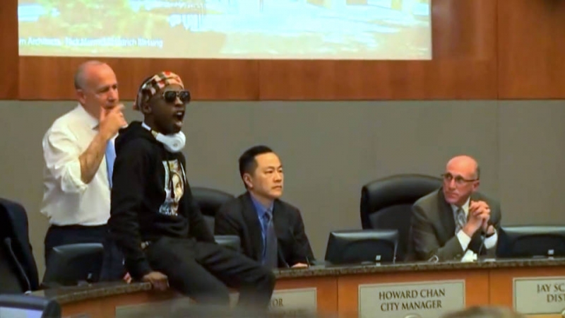 sm_stevonte_clark-stephon-clark-brother-sacramento-protest-city-council.jpg 