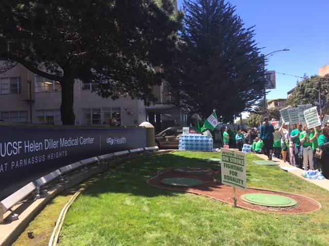 afscme3299_strikers_in_front_of_hospital5-718.jpg 